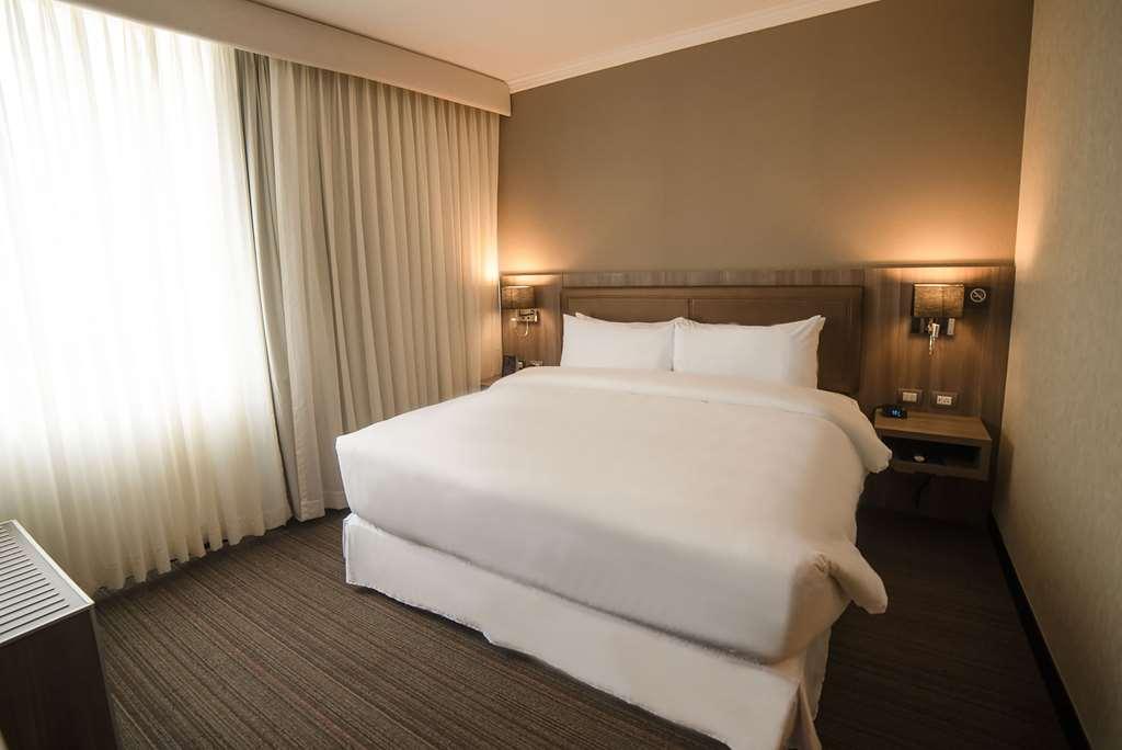 Doubletree By Hilton Trujillo Hotell Encalada Rom bilde